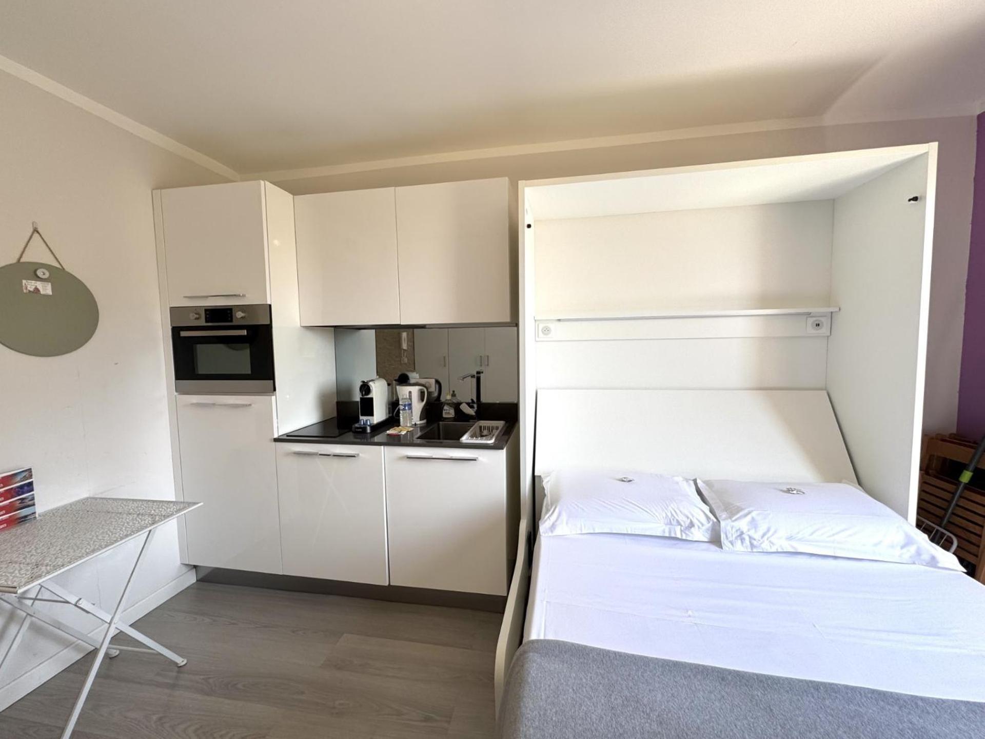 Aparthotel Riviera Nice: Old Town Studio with Sea View Exterior photo