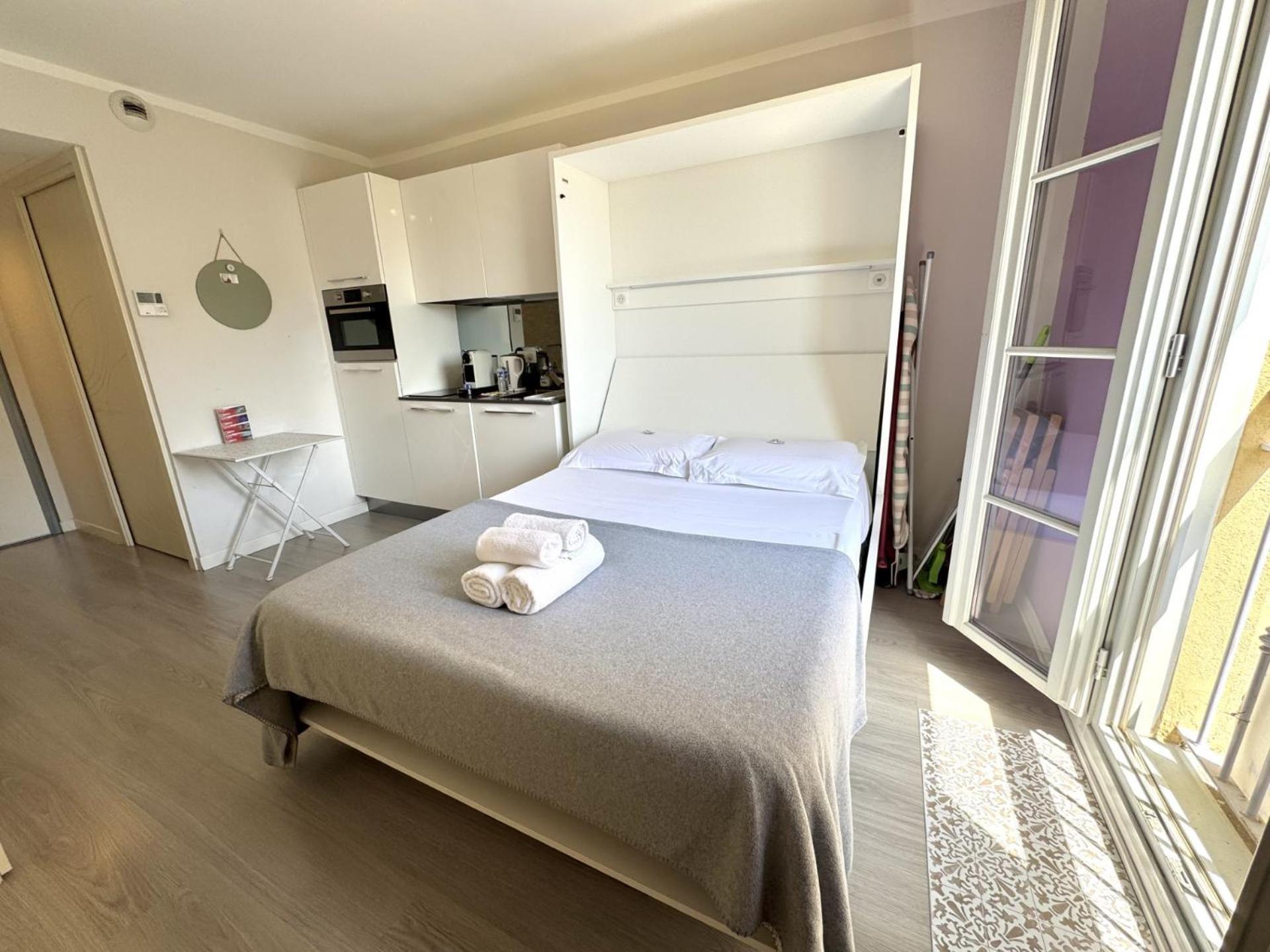 Aparthotel Riviera Nice: Old Town Studio with Sea View Exterior photo